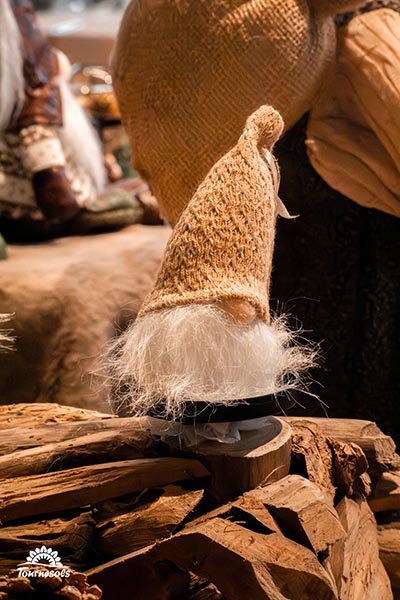 Petit peluche de gnome au bonnet de laine